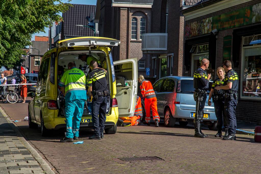 E-bikester ernstig gewond na knal tegen autoportier