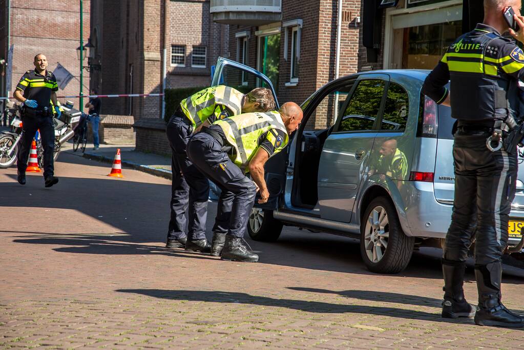 E-bikester ernstig gewond na knal tegen autoportier