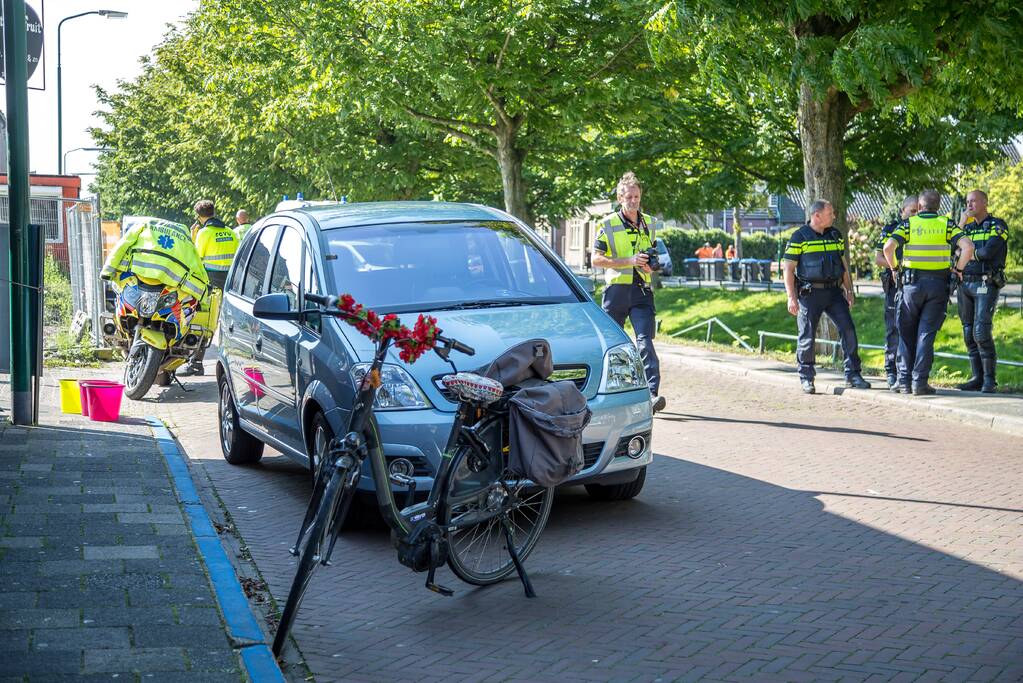 E-bikester ernstig gewond na knal tegen autoportier