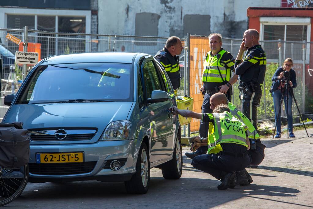 E-bikester ernstig gewond na knal tegen autoportier