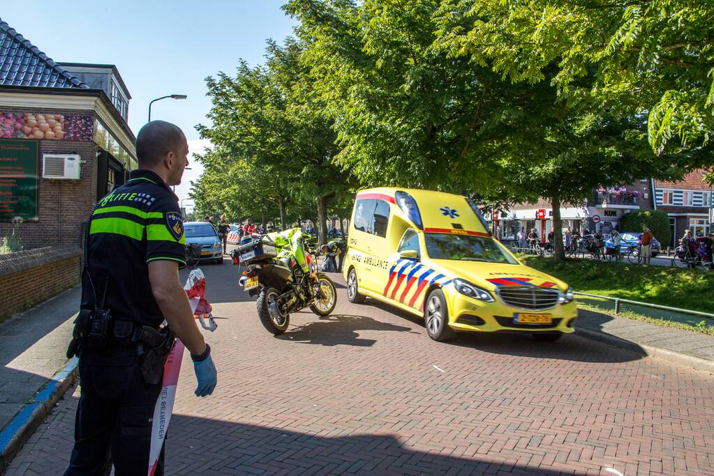 E-bikester ernstig gewond na knal tegen autoportier