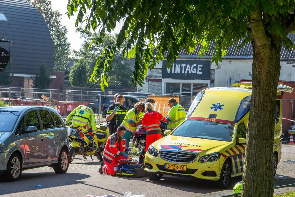 E-bikester ernstig gewond na knal tegen autoportier