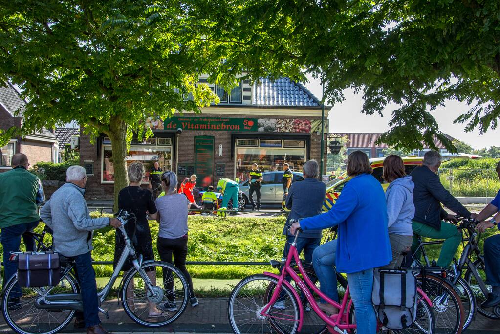 E-bikester ernstig gewond na knal tegen autoportier