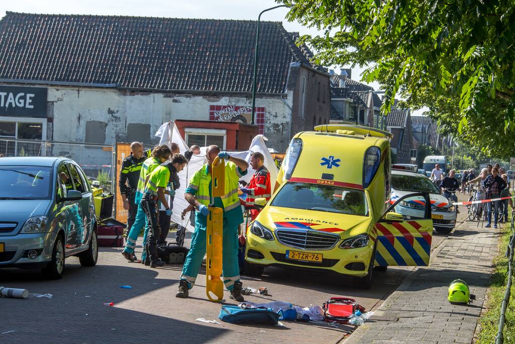 E-bikester ernstig gewond na knal tegen autoportier