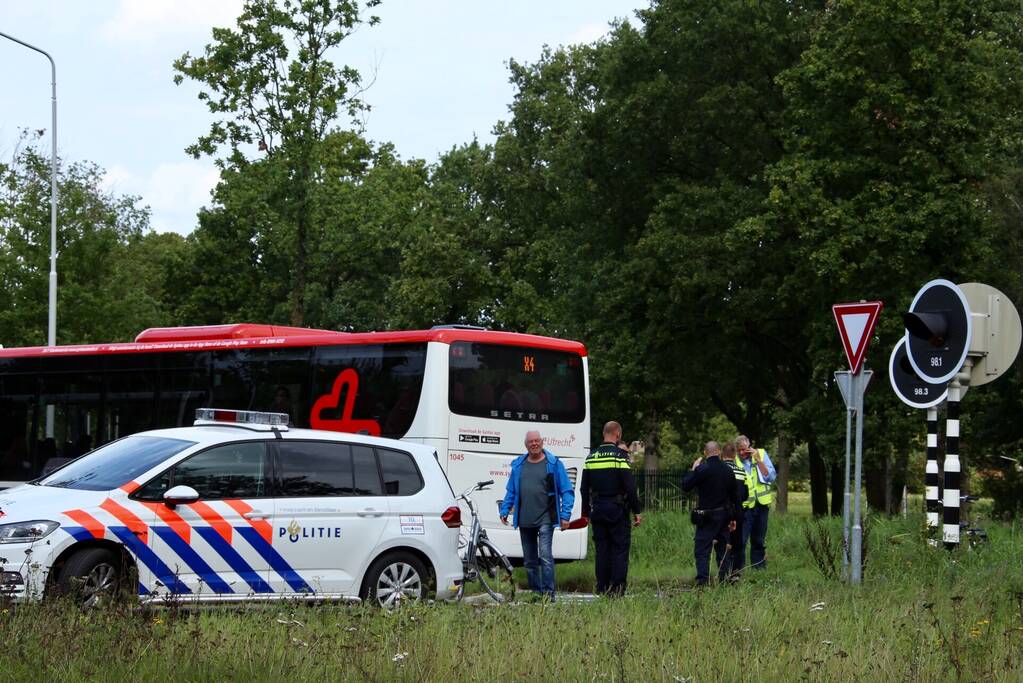 Fietser rijdt tegen stadsbus