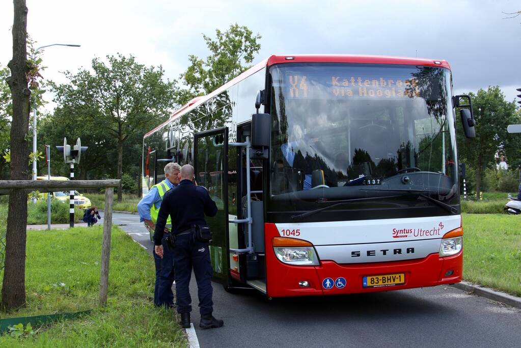 Fietser rijdt tegen stadsbus