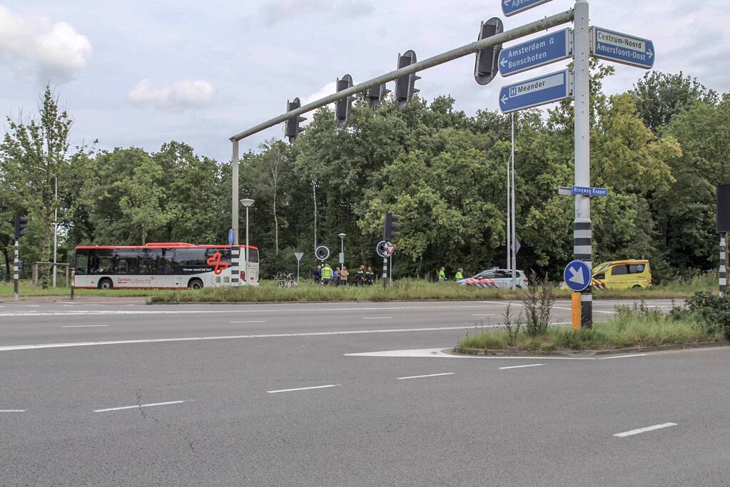 Fietser rijdt tegen stadsbus