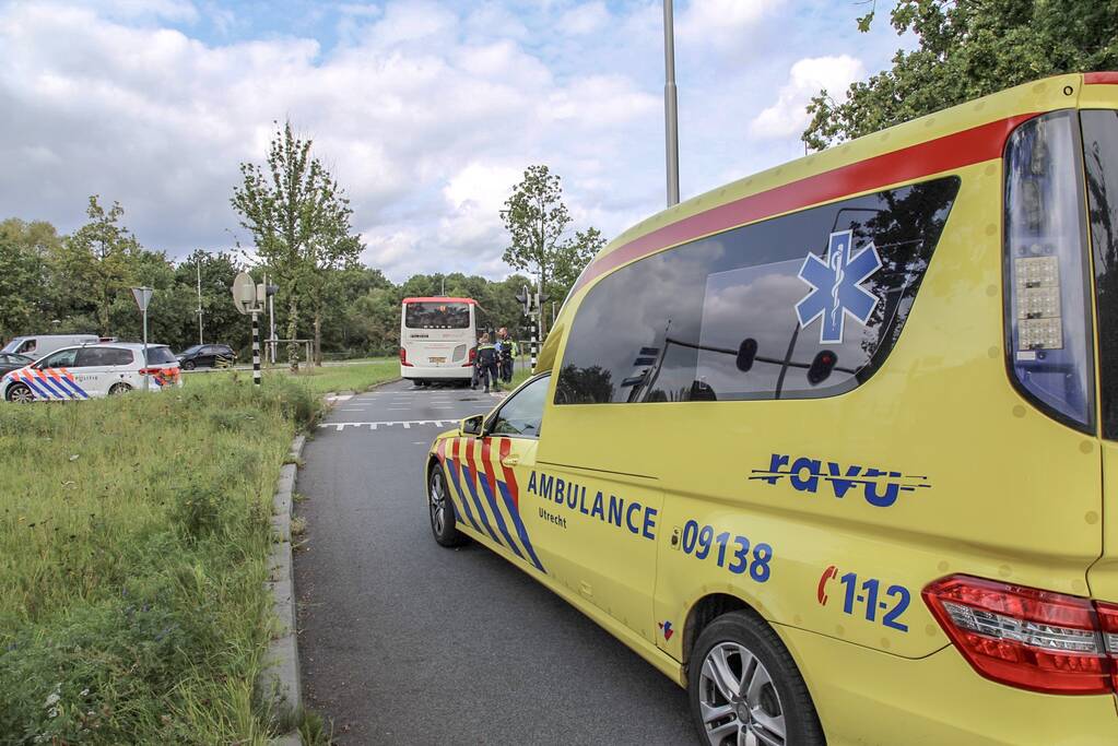 Fietser rijdt tegen stadsbus