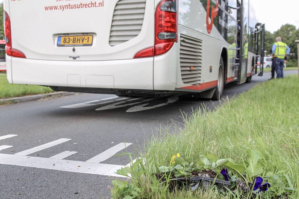 Fietser rijdt tegen stadsbus