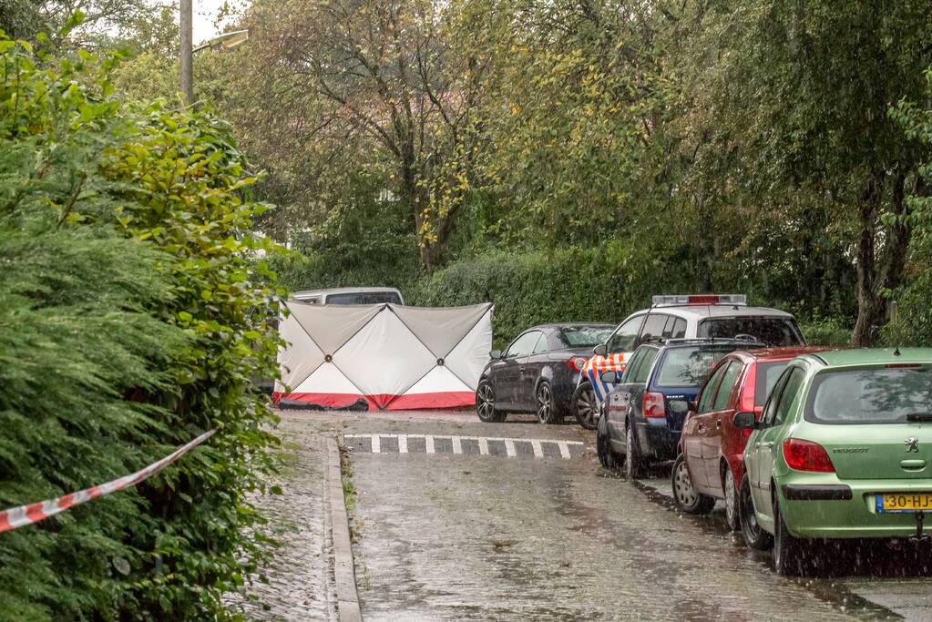 Overleden persoon aangetroffen in auto