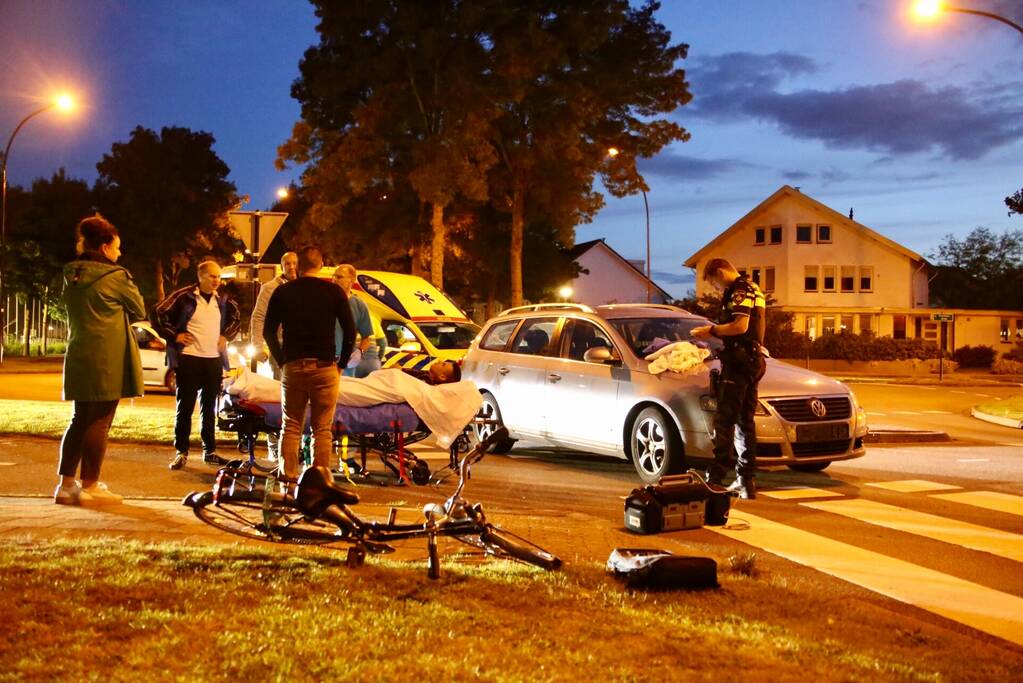 Fietser geschept op rotonde