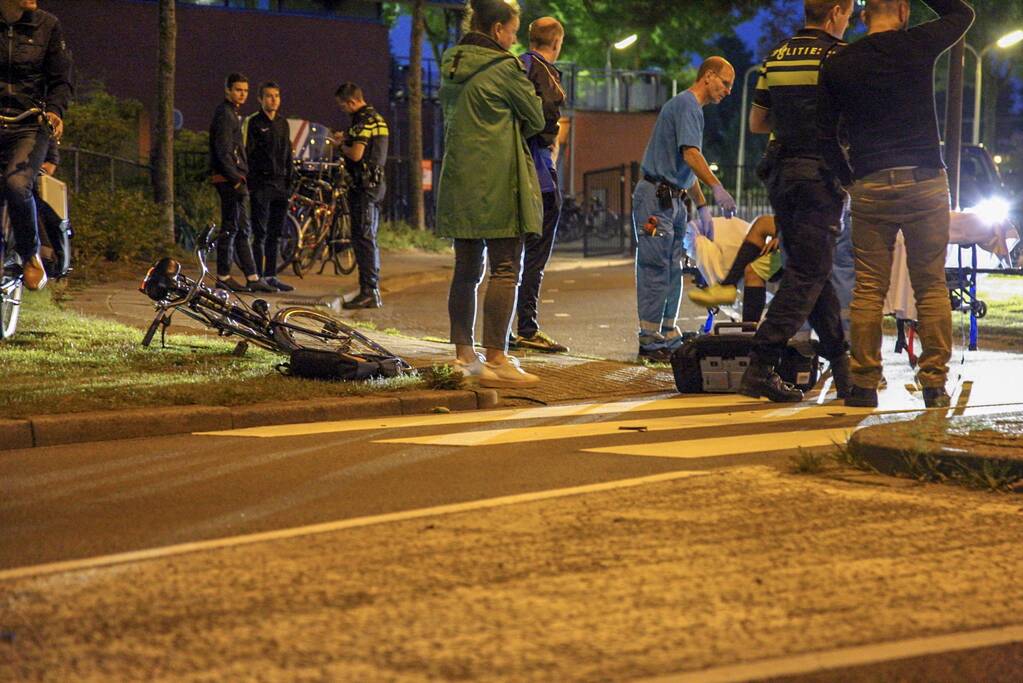 Fietser geschept op rotonde