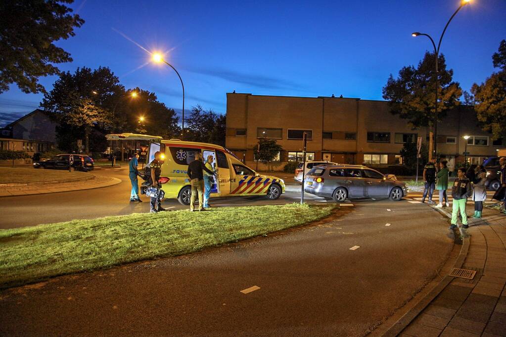 Fietser geschept op rotonde