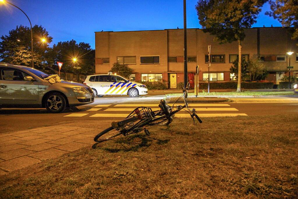 Fietser geschept op rotonde