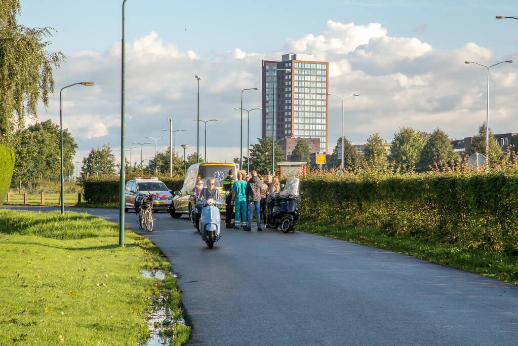 Scooterrijdster onderuit door glad nat wegdek