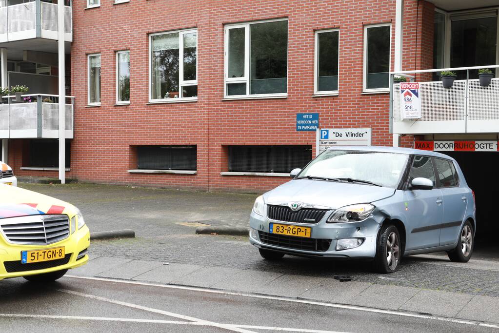 Flinke aanrijding na uitrijden parkeergarage