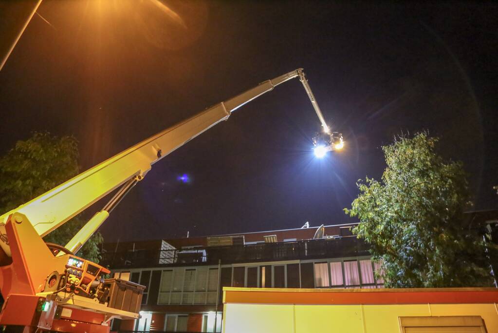 Grote zoekactie naar jongens op dak woonblok