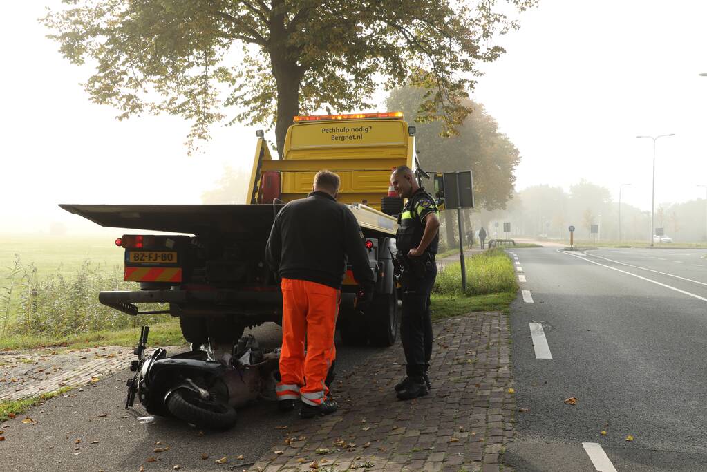 Bromfietsrijder knalt droge sloot in