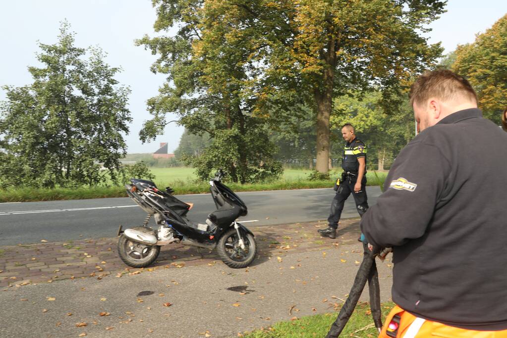 Bromfietsrijder knalt droge sloot in