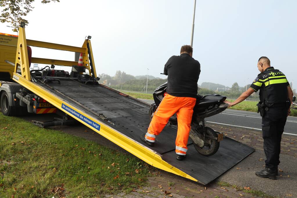 Bromfietsrijder knalt droge sloot in