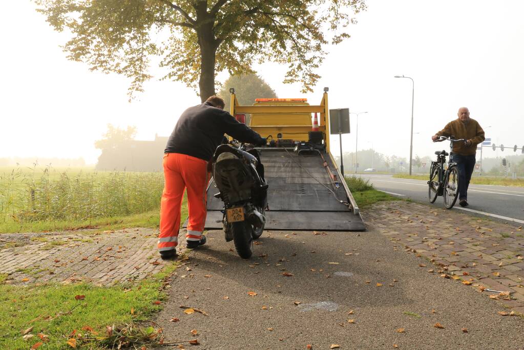 Bromfietsrijder knalt droge sloot in