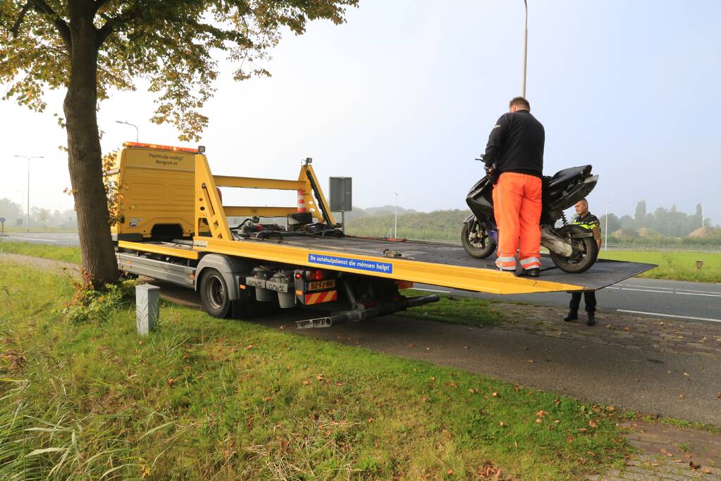 Bromfietsrijder knalt droge sloot in