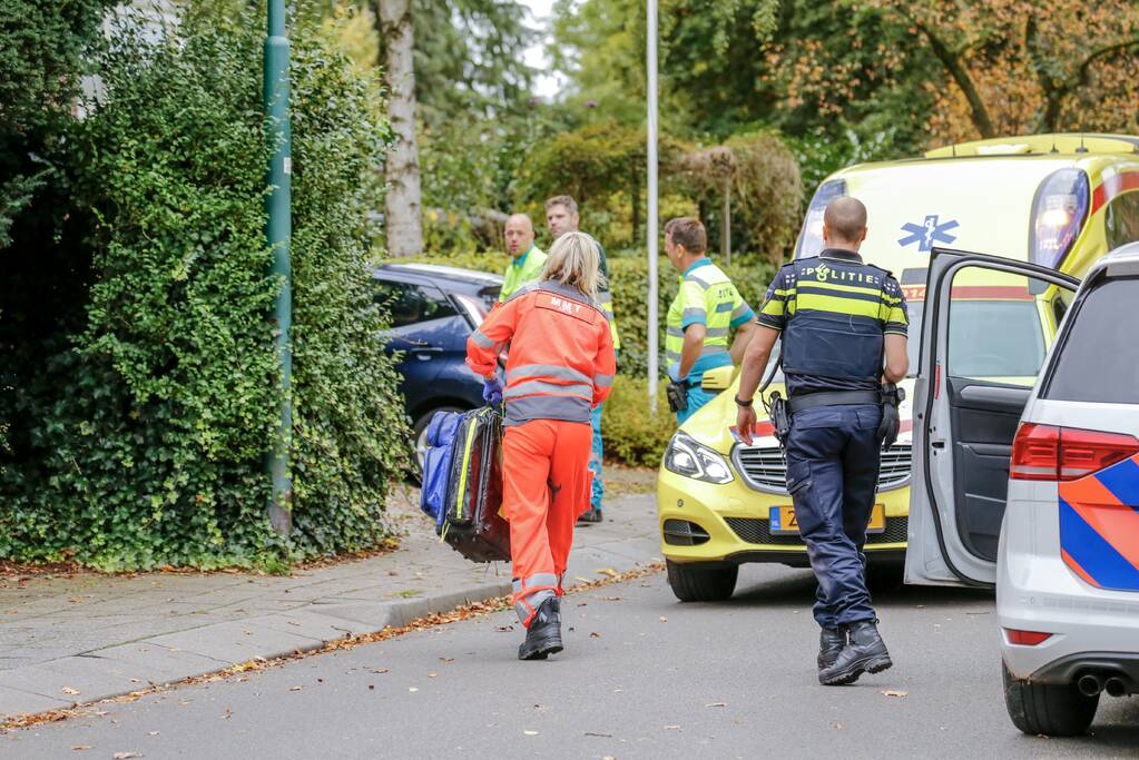 Persoon valt van balkon