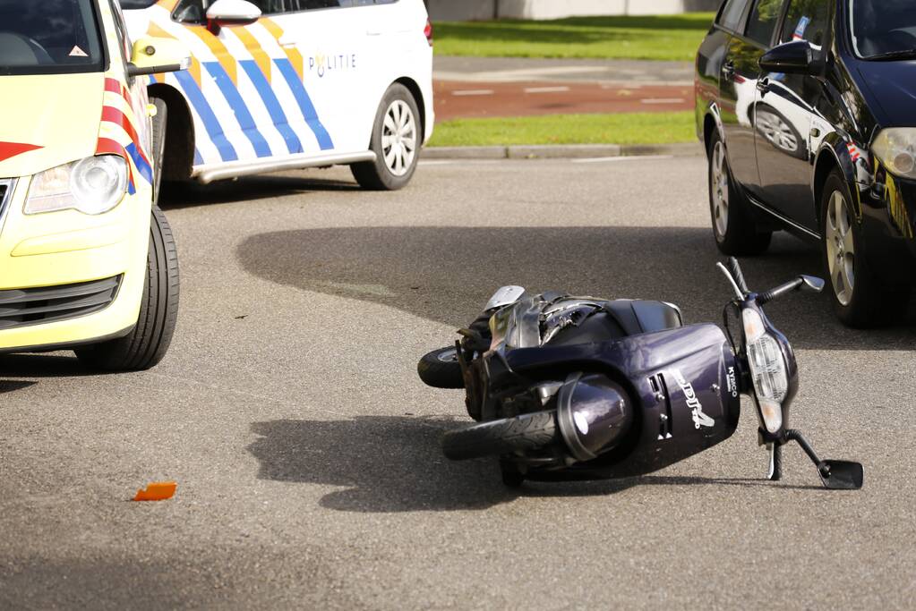 Scooterrijder gewond na botsing met auto