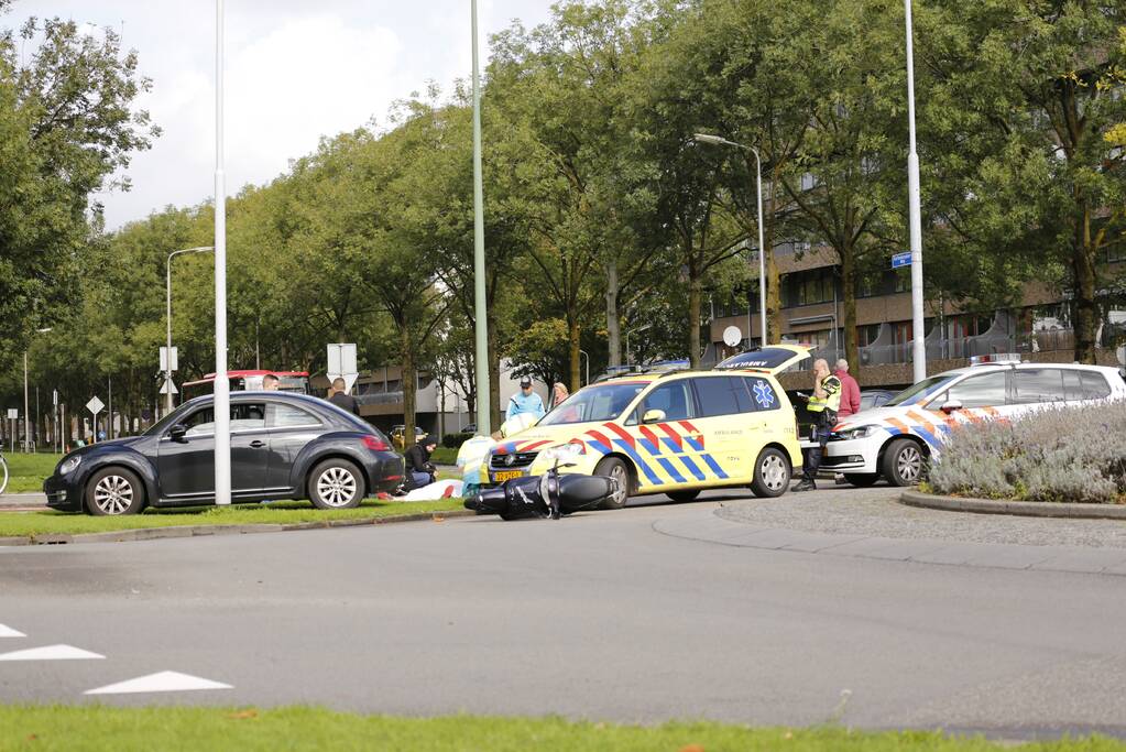 Scooterrijder gewond na botsing met auto