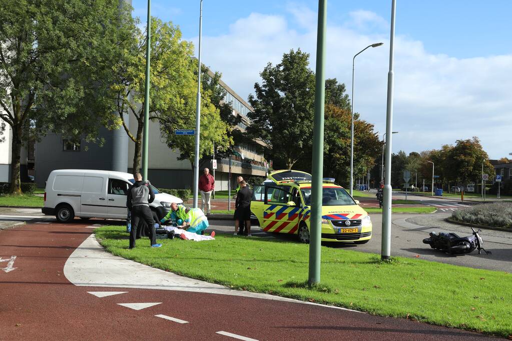 Scooterrijder gewond na botsing met auto