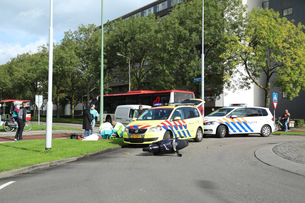 Scooterrijder gewond na botsing met auto