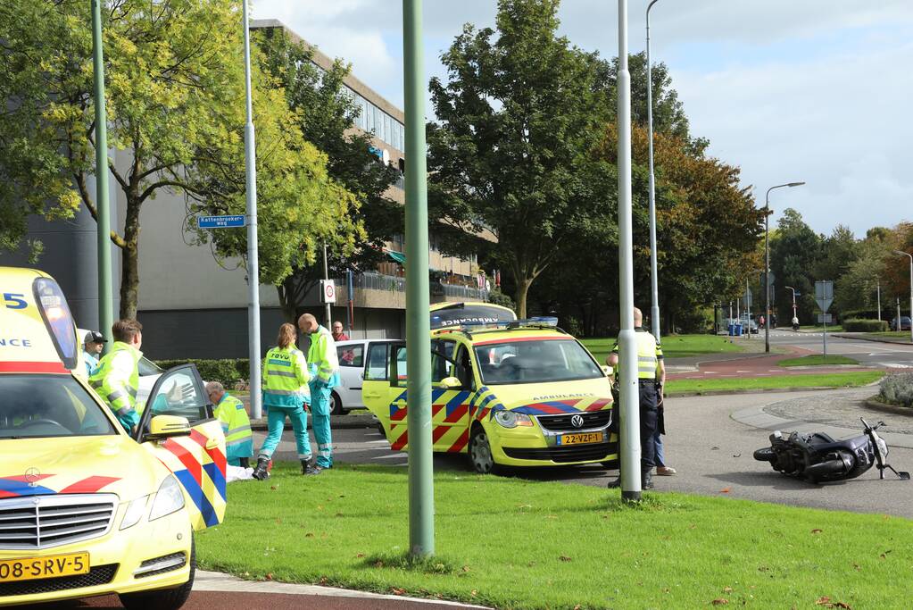 Scooterrijder gewond na botsing met auto