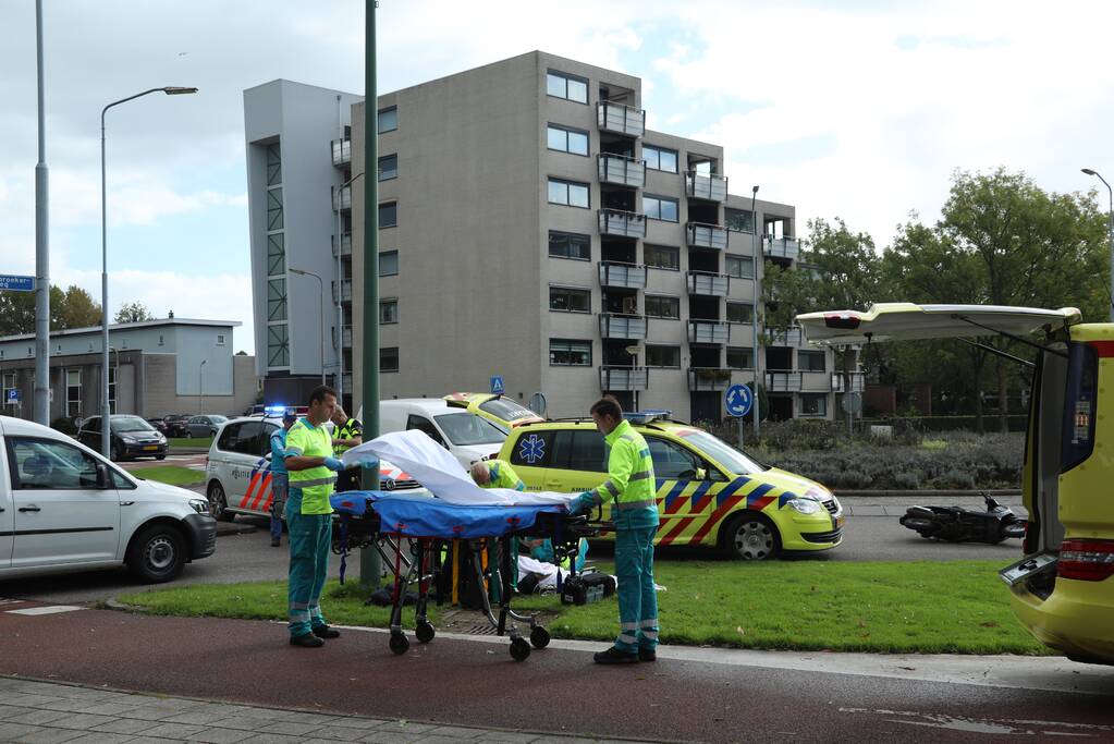 Scooterrijder gewond na botsing met auto