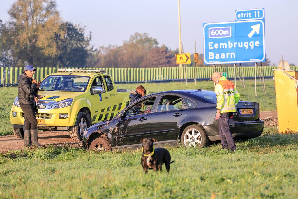 Voorbijgangers zien auto te water