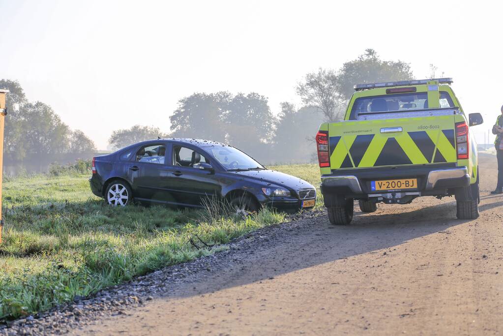 Voorbijgangers zien auto te water