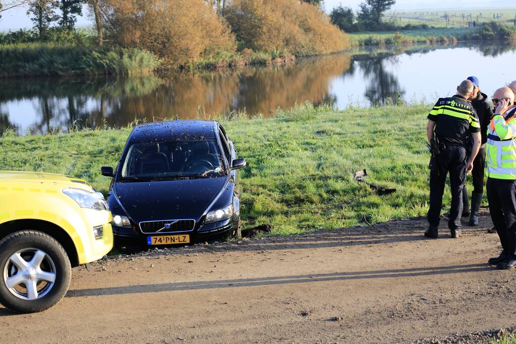 Voorbijgangers zien auto te water