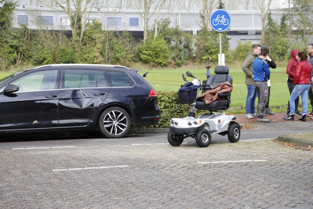 Scootmobiel botst tegen auto