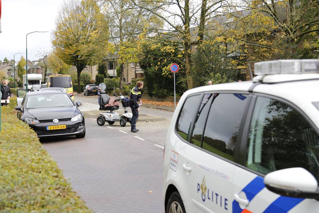 Scootmobiel botst tegen auto