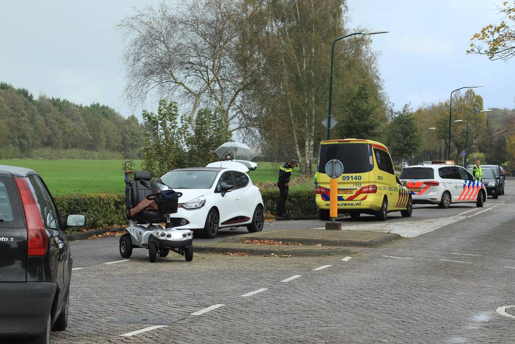 Scootmobiel botst tegen auto