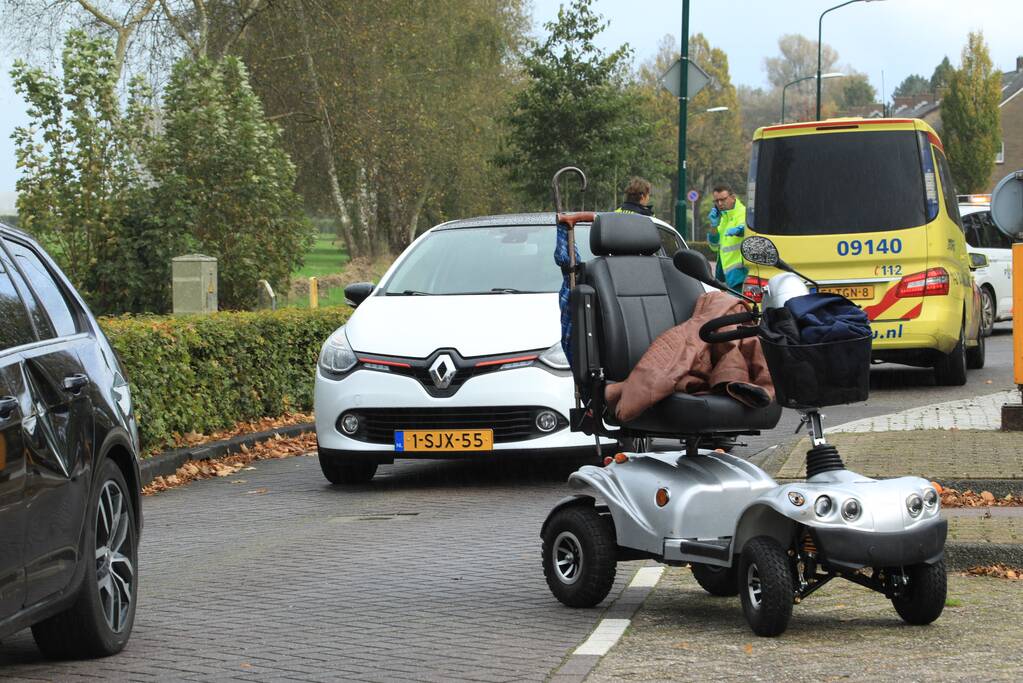 Scootmobiel botst tegen auto