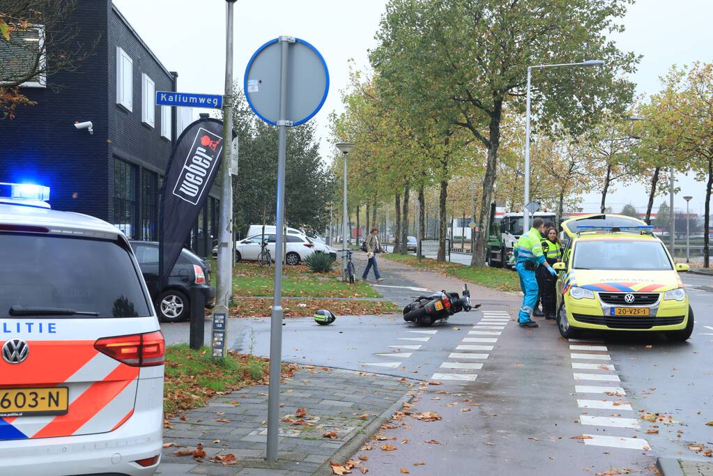 Brommer knalt in Range Rover