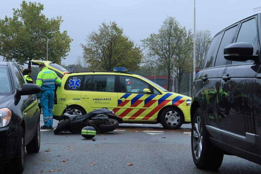 Brommer knalt in Range Rover