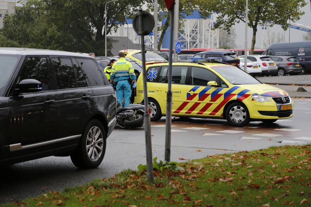 Brommer knalt in Range Rover