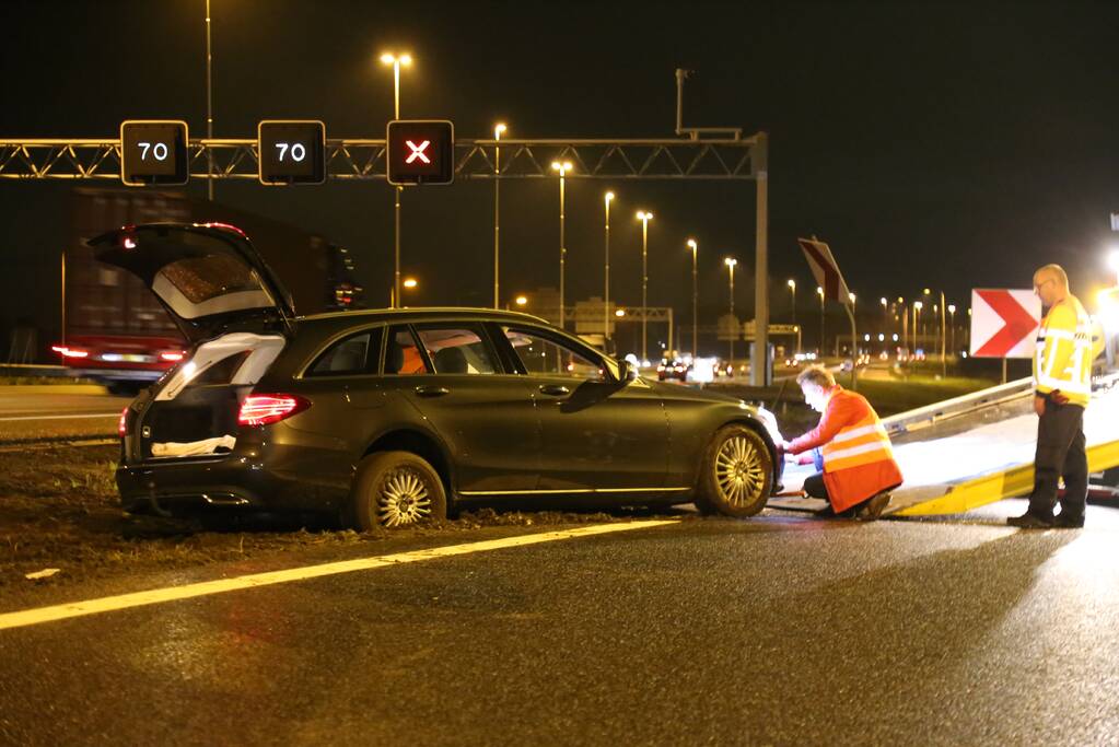 Personenauto mist afslag