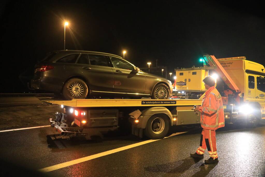 Personenauto mist afslag