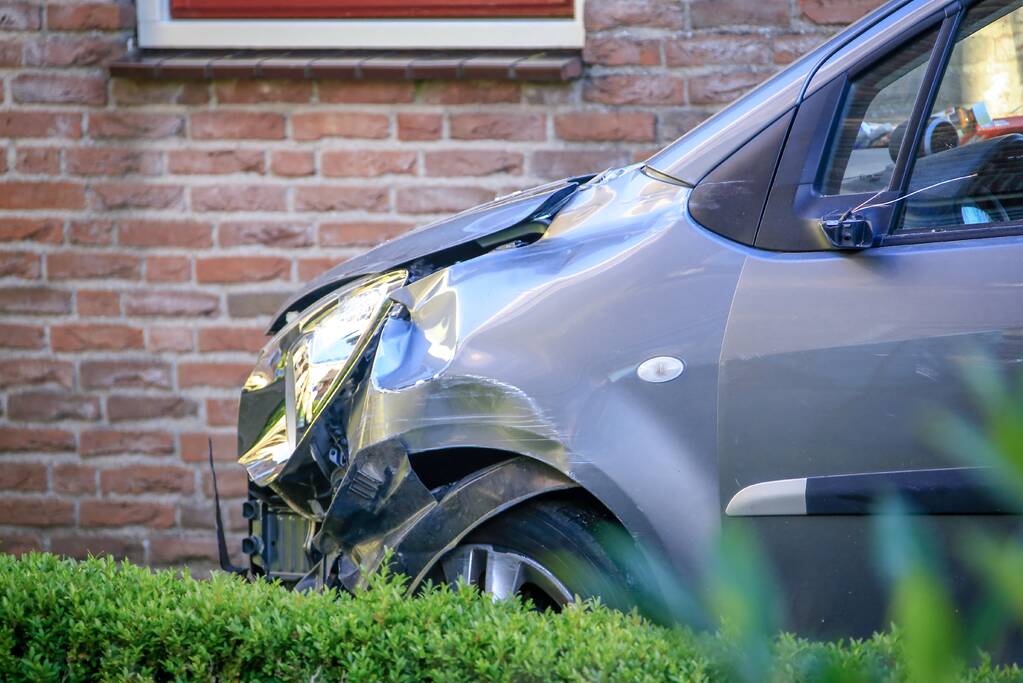 Auto rijdt muur uit in garage