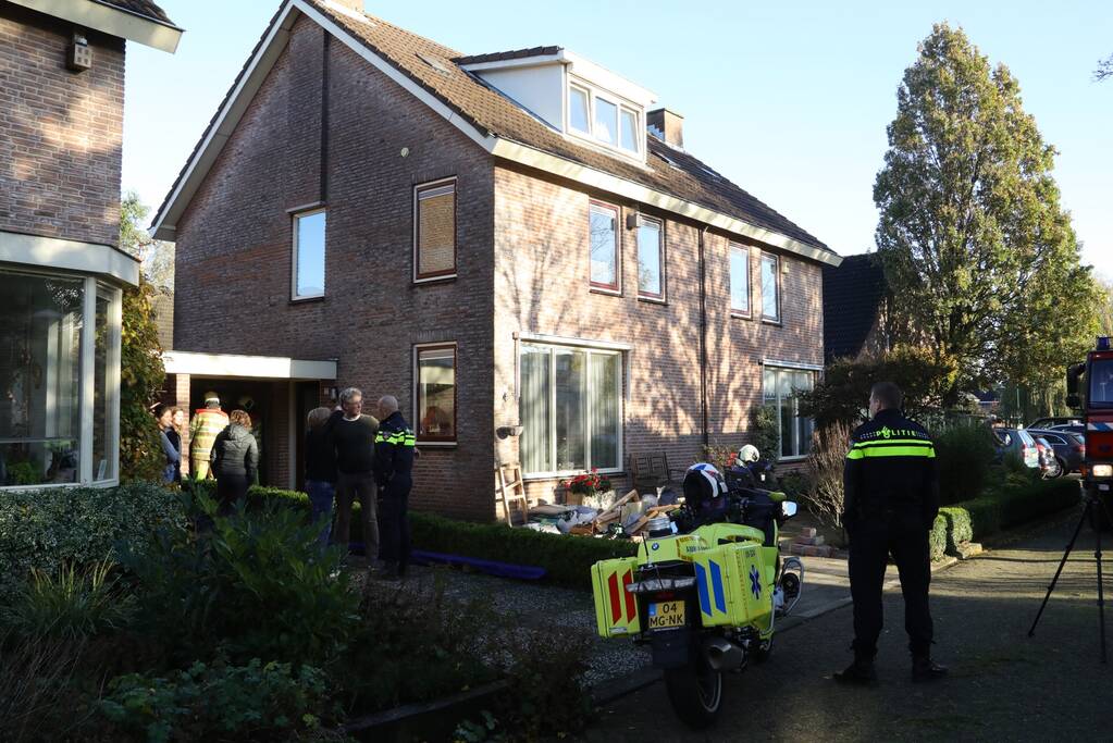 Auto rijdt muur uit in garage