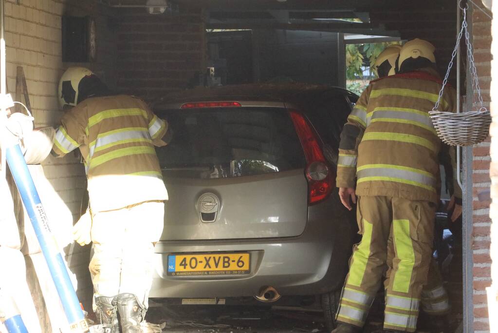 Auto rijdt muur uit in garage