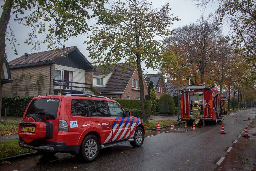 Schoorsteenbrand slaat over naar balkenlaag