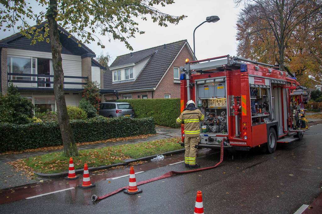 Schoorsteenbrand slaat over naar balkenlaag